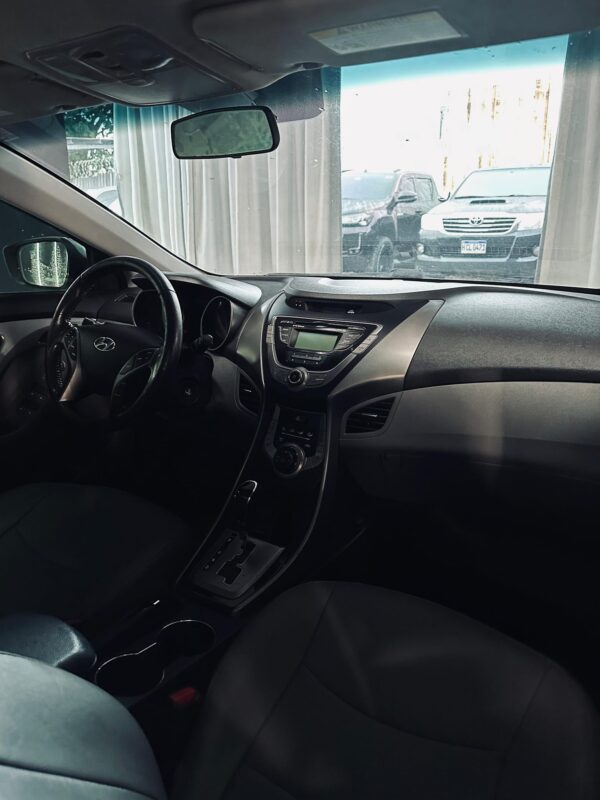 HYUNDAI ELANTRA LIMITED 2013 / PRIMA 74 MIL - Imagen 9